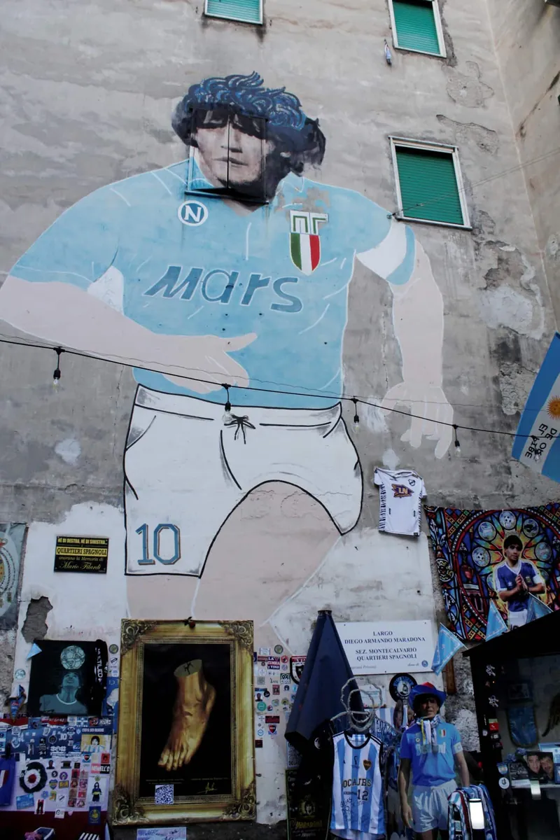 Il murale di Diego Armando Maradona con la maglia azzurra del Napoli, dipinto sulla facciata di un palazzo.