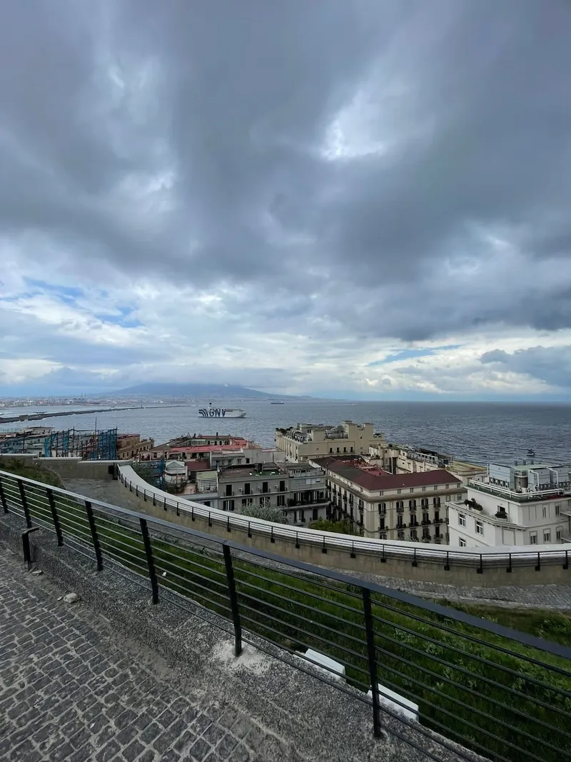 Il panorama da Monte Echia: il porto, il golfo e il Vesuvio visti dall’alto.
